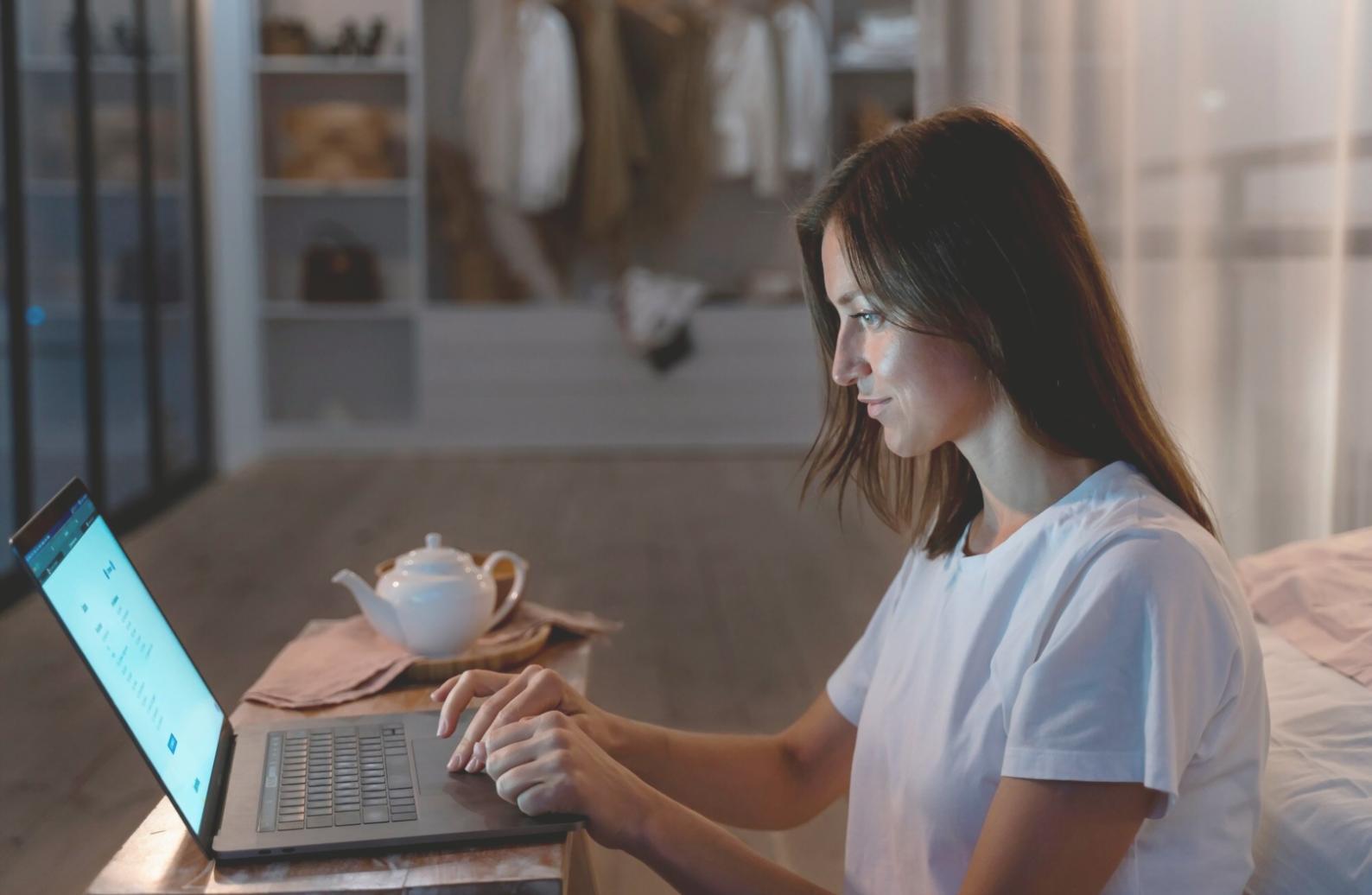 Workspace de análisis financiero con herramientas digitales