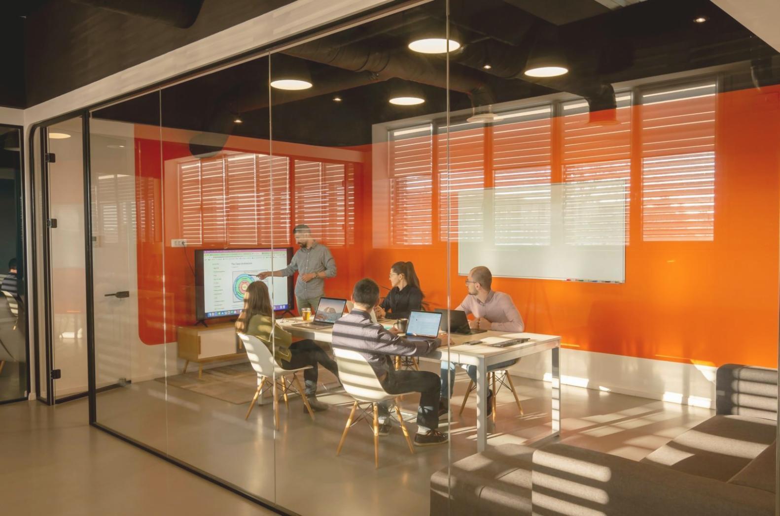 Equipo trabajando en análisis financiero en oficina moderna